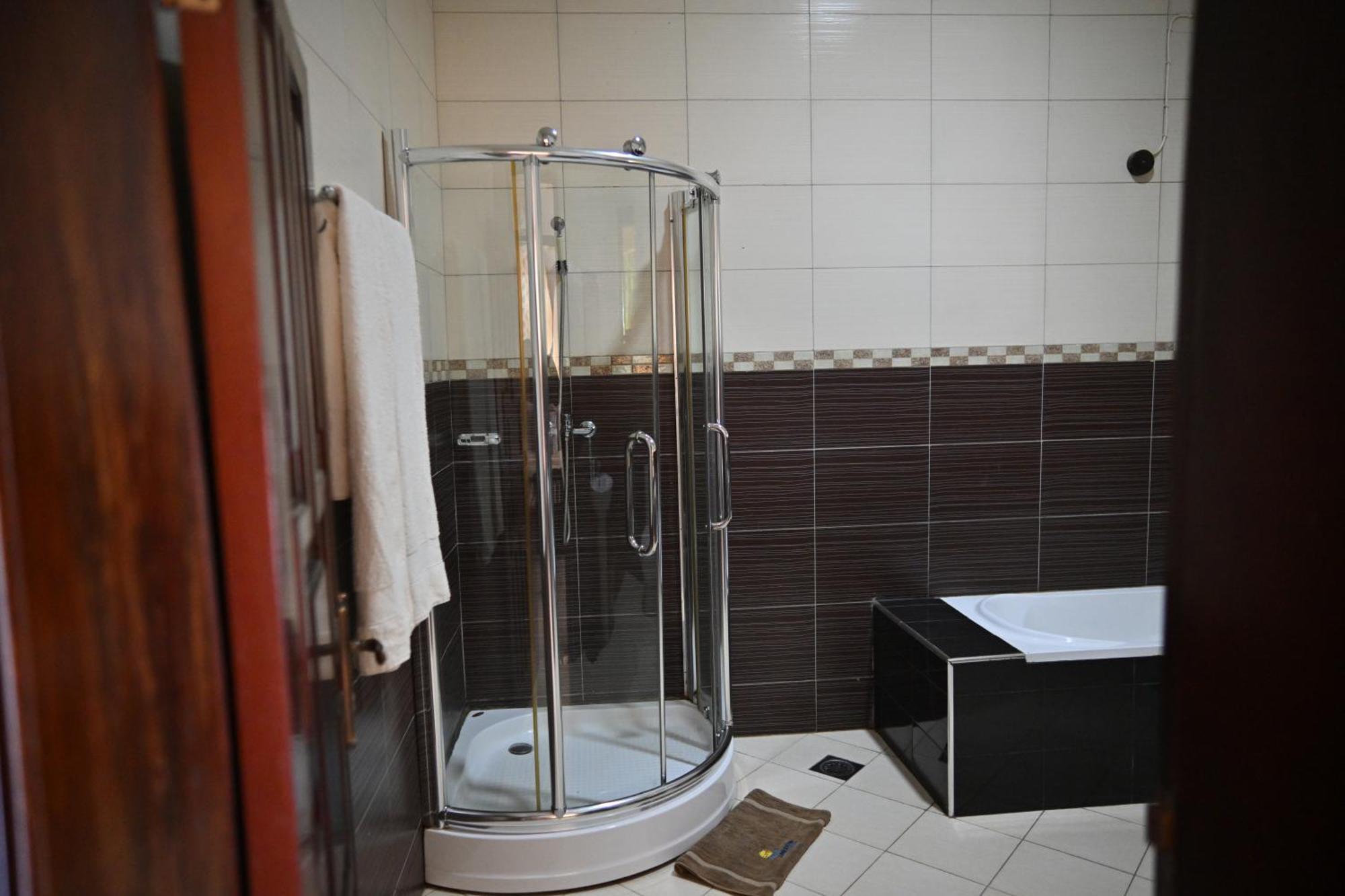 Lakepoint Villa Entebbe Bagian luar foto